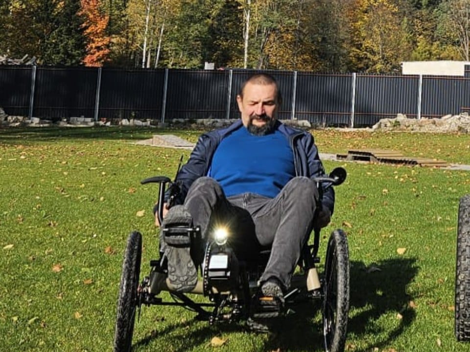 AZUB FAT, poziomy rower trójkołowy na szerokich terenowych oponach, na trawie w Lądku-Zdroju