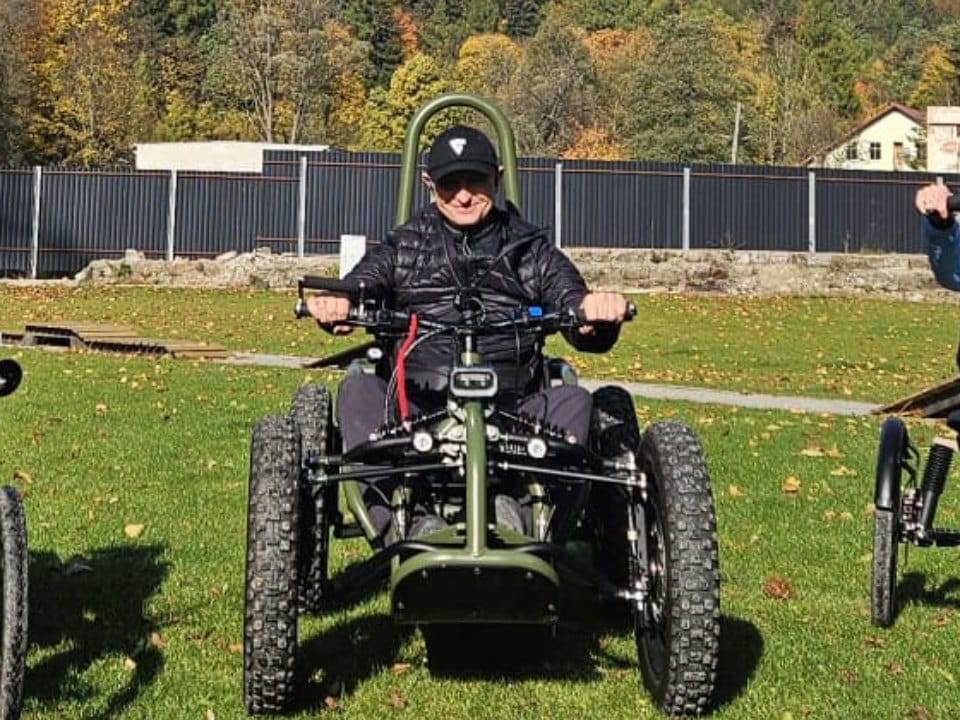 EXOQUAD V2, elektryczny czterokołowiec terenowy z pałąkiem ochronnym, na trawie w Lądku-Zdroju